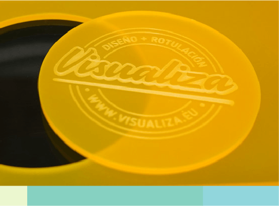 Chapa de plástico rotulada con el logo de Visualiza